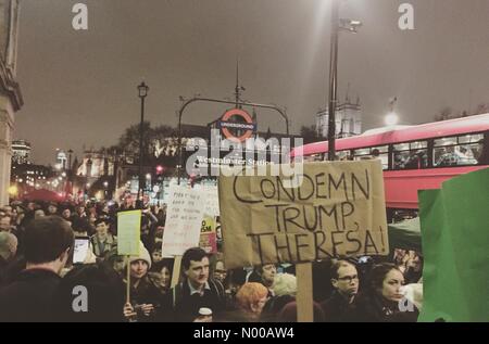 Parlament St, London, UK. 30. Januar 2017. Demonstranten gegen Donald Trump muslimischen verbieten außen Westminster u-Bahnstation auf weißen Saal. Zentrum von London. Bildnachweis: SM Fotografie/StockimoNews/Alamy Live-Nachrichten Stockfoto