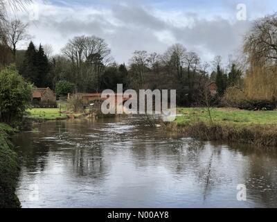 Große George St, Godalming, UK. 4. Februar 2017. UK-Wetter: Sonnig in Godalming. Borough Rd, Godalming. 4. Februar 2017. Trockene Bedingungen über den Home Counties nach Starkregen und orkanartigen Winden von Sturm Doris. Fluss Wey Godalming. Bildnachweis: Jamesjagger/StockimoNews/Alamy Live-Nachrichten Stockfoto