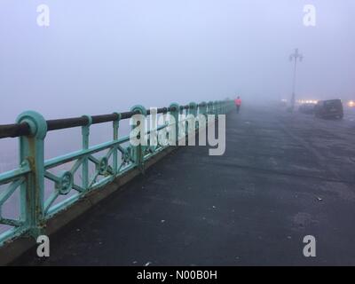 Brighton, East Sussex. 7. Februar 2017. Großbritannien Wetter. Brighton beginnt der Tag in einen dichten Nebel gehüllt. Bildnachweis: Francesca Moore / StockimoNews/Alamy Live News Stockfoto