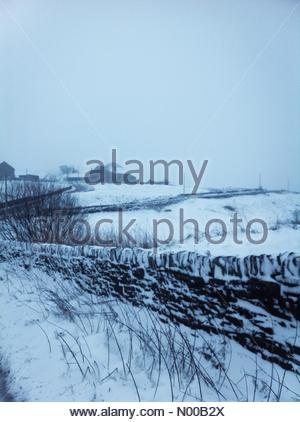 Deanstones Ln, Queensbury, Bradford, UK. 12. Februar 2017. Shibden Valley, Queensbury, West Yorkshire UK. Verschneiter Tag an der Spitze der Shibden Tal in der Nähe von Queensbury am Sonntag. Bildnachweis: Alan/StockimoNews/Alamy Live-Nachrichten Stockfoto