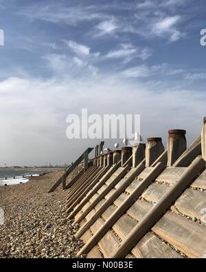 Hayling Island, Großbritannien. 13. Februar 2017. UK-Wetter: Sonnig bei Hayling Island. Beachlands Hayling Island. 13. Februar 2017. Starke Ostwinde brachte Sonne und Wellen an der Südküste von England. Hayling Island in Hampshire. Bildnachweis: Jamesjagger/StockimoNews/Alamy Live-Nachrichten Stockfoto