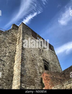 Farnham, Großbritannien. 16. Februar 2017. UK-Wetter: Sonnig in Farnham. Farnham Castle, Farnham. 16. Februar 2017. Warmen und sonnige Bedingungen die Oberhand über den Home Counties heute. Farnham Castle in Farnham, Surrey. Bildnachweis: Jamesjagger/StockimoNews/Alamy Live-Nachrichten Stockfoto