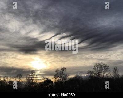 Littleford Ln, Guildford, UK. 16. Februar 2017. Großbritannien Wetter: Sonnenuntergang in Wonersh. Blackheath Common, Wonersh. 16. Februar 2017. Warmen und sonnige Bedingungen die Oberhand über den Home Counties. Sonnenuntergang über Wonersh in Surrey. Bildnachweis: Jamesjagger/StockimoNews/Alamy Live-Nachrichten Stockfoto