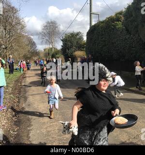 Thursley Rd, Elstead, Godalming, Großbritannien. 4. März 2017. Pfannkuchen-Rennen in Elstead, Surrey. Stacey Farm Road, Elstead. 4. März 2017. Pfannkuchen-Rennen fand heute im Anschluss an Faschingsdienstag Anfang dieser Woche. Kinder, die im Wettbewerb mit Elstead in Surrey. Bildnachweis: Jamesjagger/StockimoNews/Alamy Live-Nachrichten Stockfoto