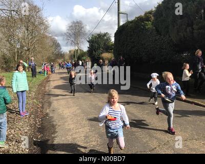 Thursley Rd, Elstead, Godalming, Großbritannien. 4. März 2017. Pfannkuchen-Rennen in Elstead, Surrey. Stacey Farm Road, Elstead. 4. März 2017. Pfannkuchen-Rennen fand heute im Anschluss an Faschingsdienstag Anfang dieser Woche. Kinder, die im Wettbewerb mit Elstead in Surrey. Bildnachweis: Jamesjagger/StockimoNews/Alamy Live-Nachrichten Stockfoto