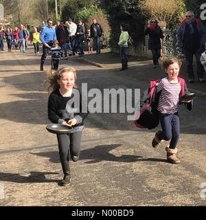 Thursley Rd, Elstead, Godalming, Großbritannien. 4. März 2017. Pfannkuchen-Rennen in Elstead, Surrey. Stacey Farm Road, Elstead. 4. März 2017. Pfannkuchen-Rennen fand heute im Anschluss an Faschingsdienstag Anfang dieser Woche. Kinder, die im Wettbewerb mit Elstead in Surrey. Bildnachweis: Jamesjagger/StockimoNews/Alamy Live-Nachrichten Stockfoto