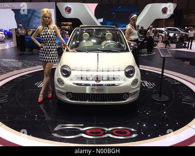 Genf, Schweiz. 7. März 2017. Modelle stellen neben Fiat 500 Auto auf der Genfer Motor Show 2017. Bildnachweis: Hochkultur / StockimoNews/Alamy Live News Bildnachweis: highbrow / StockimoNews/Alamy Live News Stockfoto