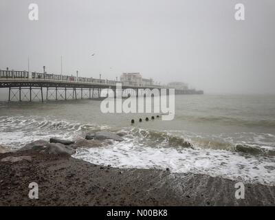 Worthing, UK. 11. März 2017. UK-Wetter: Neblig Start in den Tag am Strand neben Worthing Pier in Worthing, West Sussex. Bildnachweis: Scott Ramsey/StockimoNews/Alamy Live-Nachrichten Stockfoto