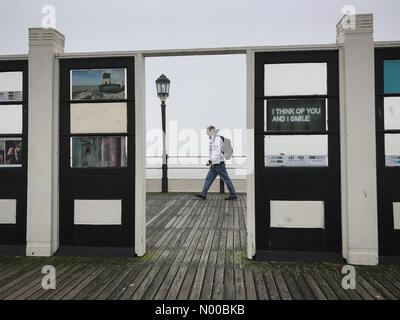 Worthing, UK. 11. März 2017. UK-Wetter: Ein Mann geht an einem nebligen Morgen Worthing Pier entlang. Bildnachweis: Scott Ramsey/StockimoNews/Alamy Live-Nachrichten Stockfoto