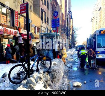 New York, USA. 17. März 2017. Schnee kann nicht fallen, aber es noch verursacht Probleme für die New Yorker. Ob eine Lieferung Fahrrad zu binden oder zu versuchen, einen Bus über den Schnee zu bekommen es bank ist nach wie vor ein Ärgernis. Einige sogar zu Fuß auf der Straße. Bildnachweis: Linda Gerardi / StockimoNews/Alamy Live News Stockfoto