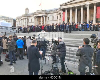 London, UK. 23. März 2017.   Kundenansturm bei der Kerze-Mahnwache am Trafalgar Square Credit: Ilyas Ayub / StockimoNews/Alamy Live News Stockfoto