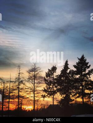 Tuesley Ln, Godalming, UK. 26. März 2017. Großbritannien Wetter: Sonnenuntergang über Godalming.  Hohem Druck antizyklonalen Bedingungen über den Home Counties heute. Sonnenuntergang in Godalming in Surrey. Bildnachweis: Jamesjagger/StockimoNews/Alamy Live-Nachrichten Stockfoto