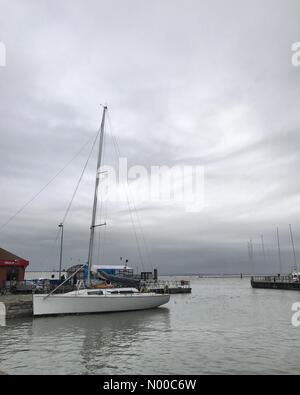 Cowes, UK. 29. März 2017. : UK bewölkten Wetterbedingungen über die Isle Of Wight heute Nachmittag. Der Fluss Medina in West Cowes. Bildnachweis: Jamesjagger/StockimoNews/Alamy Live-Nachrichten Stockfoto