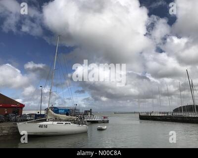 Cowes, UK. 31. März 2017. UK-Wetter: Sonnig in Cowes. Stadtkai, Cowes. 31. März 2017. Über die Isle Of Wight heute Nachmittag sonnig. West Cowes in Hampshire. Bildnachweis: Jamesjagger/StockimoNews/Alamy Live-Nachrichten Stockfoto