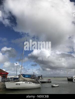 Cowes, UK. 31. März 2017. UK-Wetter: Sonnig in Cowes. Stadtkai, Cowes. 31. März 2017. Über die Isle Of Wight heute Nachmittag sonnig. West Cowes in Hampshire. Bildnachweis: Jamesjagger/StockimoNews/Alamy Live-Nachrichten Stockfoto