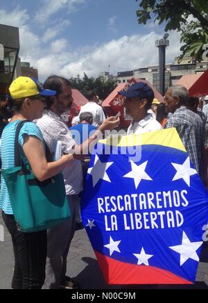 Caracas, Miranda, Venezuela. 1. April 2017. Ein Mann wird während einer Protestaktion gegen die Diktatur in Venezuela am April interviewt 1,2017 Credit: Luis Molina / StockimoNews/Alamy Live News Stockfoto