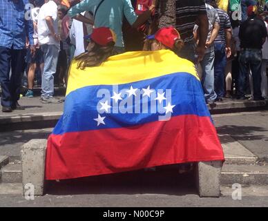 Caracas, Miranda, Venezuela. 1. April 2017. AV-Abraham Lincoln, venezolanische Frauen halten die National auf dem Rücken während einer Protestaktion gegen den Präsidenten Maduro Credit: Luis Molina/StockimoNews/Alamy Live News Stockfoto