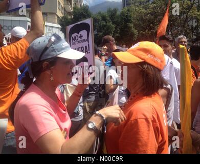 Caracas, Miranda, Venezuela. 1. April 2017. AV-Abraham Lincoln, Caracas, Distrito Capital, Venezuela. 1. April 2017. Venezolanische Frauen reden während einer Protestaktion gegen Maduro Credit: Luis Molina/StockimoNews/Alamy Live News Stockfoto