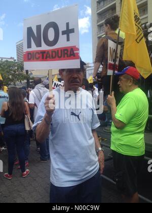 AV-Abraham Lincoln, Caracas, Miranda, Venezuela. 1. April 2017. Eine venezolanische Menschen protestieren gegen Nicolas Maduros Regierung mit einem Schild mit der Aufschrift "Keine mehr Diktatur" Credit: Luis Molina/StockimoNews/Alamy Live News Stockfoto