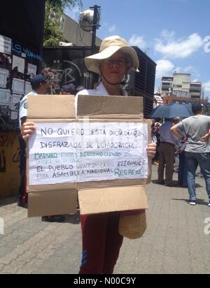 AV-Abraham Lincoln, Caracas, Miranda, Venezuela. 1. April 2017. Eine Frau mit einem Schild gegen die venezolanische Regierung während der Proteste gegen die Diktatur Credit: Luis Molina/StockimoNews/Alamy Live News Stockfoto