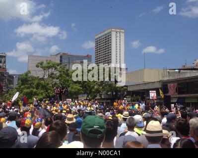 AV-Abraham Lincoln, Caracas, Miranda, Venezuela. 1. April 2017. Venezuela-Protest gegen Nicolas Maduros Regierung Credit: Luis Molina/StockimoNews/Alamy Live News Stockfoto