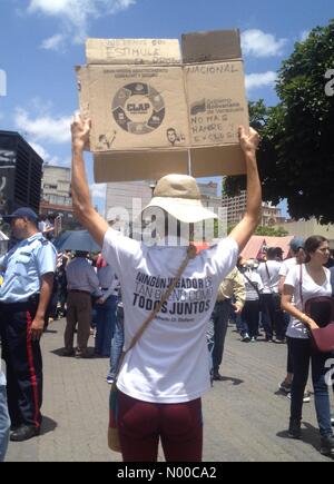 AV-Abraham Lincoln, Caracas, Miranda, Venezuela. 1. April 2017. Eine Frau, die protestieren gegen den venezolanischen Präsidenten Nicolas Maduro Credit: Luis Molina/StockimoNews/Alamy Live News Stockfoto