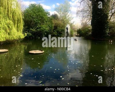 Frankland Cl, London, UK. 2. April 2017. Sonniges Wetter in Southwark Park in London Credit: A Dixon/StockimoNews/Alamy Live News Stockfoto