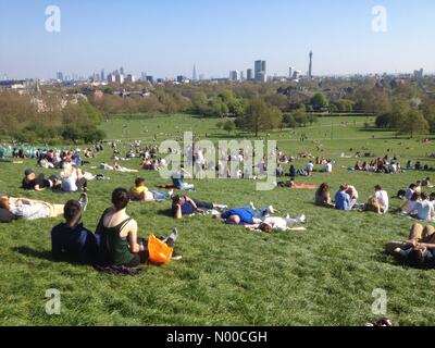 London, UK. 8. April 2017. Großbritannien Wetter. Londoner genießen die April-Sonne auf Primrose Hill. Bildnachweis: Vincent Abtei / StockimoNews/Alamy Live News Stockfoto