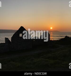 Swansea, Großbritannien. 9. April 2017. Die Sonne erhebt sich über das alte Salzhaus am Strand von Port Eynon auf der Gower-Halbinsel in der Nähe von Swansea heute Morgen. Bildnachweis: Phil Rees/StockimoNews/Alamy Live-Nachrichten Stockfoto