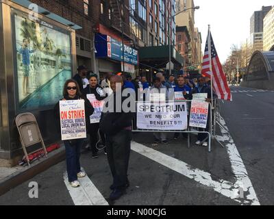 New York, USA. 11. April 2017. Elektrische Gewerkschaftsmitglieder protestieren Spektrum Kabel in New York City, 11. April 2017. Bildnachweis: BumbyPix/StockimoNews/Alamy Live-Nachrichten Stockfoto