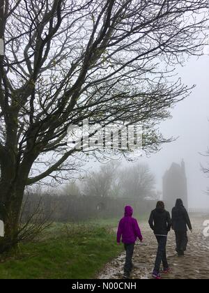 Rivington, Lancashire, UK. 14. April 2017. UK-Wetter: Regen und Nebel in Rivington, Lancashire. Traditionellen Karfreitag Aufstieg Rivington Hecht in der Nähe von Chorley. Familie zu Fuß in Richtung der Taubenturm unter Rivington Hecht. Bildnachweis: Lancashire Bilder / StockimoNews/Alamy Live News Stockfoto