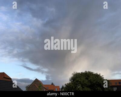 Tuesley Ln, Godalming, UK. 17. April 2017. UK-Wetter: Stürmischer Sonnenaufgang über Godalming. Tuesley Farm, Godalming. 17. April 2017. Bewölkten Bedingungen über den Home Counties am Ostermontag. Sonnenaufgang in Godalming in Surrey. Bildnachweis: Jamesjagger/StockimoNews/Alamy Live-Nachrichten Stockfoto