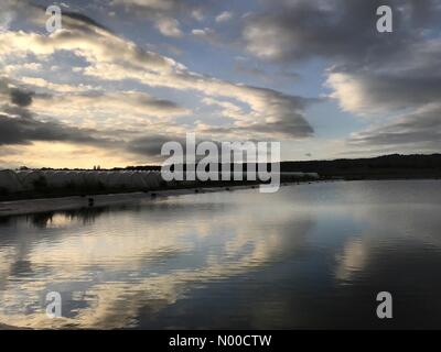 Tuesley Ln, Godalming, UK. 17. April 2017. UK-Wetter: Stürmischer Sonnenaufgang über Godalming. Tuesley Farm, Godalming. 17. April 2017. Bewölkten Bedingungen über den Home Counties am Ostermontag. Sonnenaufgang in Godalming in Surrey. Bildnachweis: Jamesjagger/StockimoNews/Alamy Live-Nachrichten Stockfoto