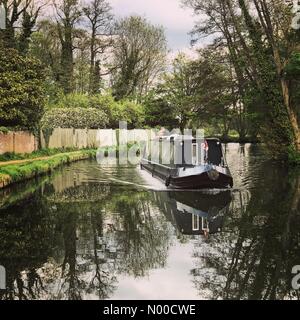 Godalming, Großbritannien. 17. April 2017. UK-Wetter: Sonnig in Godalming. Guildford Rd, Godalming. 17. April 2017. Teils sonnig über den Home Counties am Ostermontag. Der Fluss Wey in Godalming, Surrey. Bildnachweis: Jamesjagger/StockimoNews/Alamy Live-Nachrichten Stockfoto