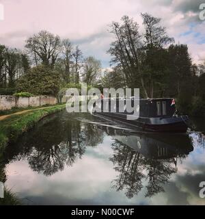 Godalming, Großbritannien. 17. April 2017. UK-Wetter: Sonnig in Godalming. Guildford Rd, Godalming. 17. April 2017. Teils sonnig über den Home Counties am Ostermontag. Der Fluss Wey in Godalming, Surrey. Bildnachweis: Jamesjagger/StockimoNews/Alamy Live-Nachrichten Stockfoto