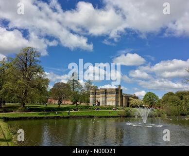 UK-Wetter: Sonniger Tag in Chorley, Lancashire.  Astley Hall in Astley Park an einem schönen Frühlingstag Stockfoto