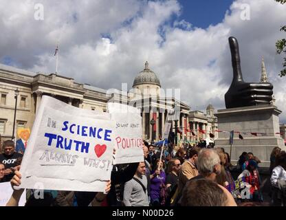 London, UK. 22. April 2017. März für die Wissenschaft, 22. April 2017-London, UK. Teil einer internationalen Bewegung, die Anerkennung der Notwendigkeit, die produktive & vielfältige Forschungskooperationen mit Universitäten im Vereinigten Königreich, EU und auf der ganzen Welt zu bewahren. Bildnachweis: Marc J Boettcher/StockimoNews/Alamy Live-Nachrichten Stockfoto