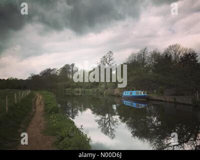 Broadford Rd, Shalford, Guildford, UK. 28. April 2017. Großbritannien Wetter: Bewölkt in Godalming. Broadford Rd, Godalming. 28. April 2017. Bewölkten Bedingungen über den Home Counties heute Nachmittag. Der Fluss Wey in Godalming, Surrey. Bildnachweis: Jamesjagger/StockimoNews/Alamy Live-Nachrichten Stockfoto