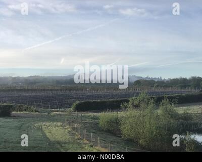 Godalming, Großbritannien. 2. Mai 2017. Großbritannien Wetter: Sonnenaufgang über Godalming. Tuesley Ln, Godalming. 2. Mai 2017. Schönen Frühlingssonnenschein über den Home Counties heute Morgen. Sonnenaufgang in Godalming in Surrey. Bildnachweis: Jamesjagger/StockimoNews/Alamy Live-Nachrichten Stockfoto