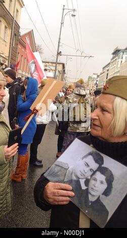 Moskau, Russland. 9. Mai 2017. Twerskaja-Straße Prozession und unsterblichen Regiment. Die Erinnerung an den Krieg und den großen Sieg. Stockfoto