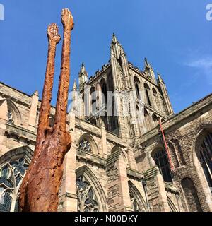 Hereford, Herefordshire UK - jenseits Grenzen eine Skulptur des Künstlers John O'Connor reicht bis in den blauen Himmel an einem heißen sonnigen Tag in Hereford Cathedral. Stockfoto