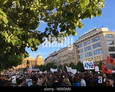 Prag, Tschechische Republik. 10. Mai 2017. Demonstration in Prag gegen den Präsidenten Miloš Zeman und Finanzminister Andrej Babiš Credit: Ranniptace / StockimoNews/Alamy Live News Stockfoto