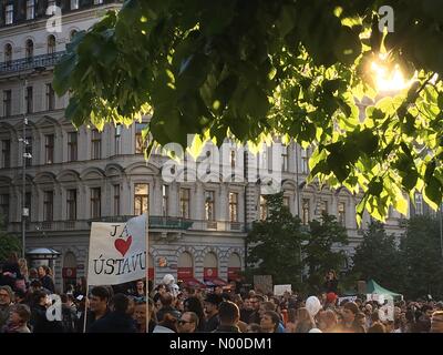 Prag, Tschechische Republik. 10. Mai 2017. Démonstration gegen den Präsidenten Miloš Zeman und Minister der Finanzierung von Andrej Babiš Credit: Ranniptace / StockimoNews/Alamy Live News Stockfoto