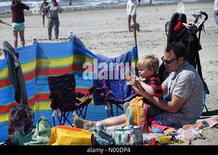 W-Strang, West Wittering, Chichester, UK. 13. Mai 2017. UK-Wetter: Sonnig bei Wittering. West Strand, West Wittering. 13. Mai 2017. Herrlicher Sonnenschein über der Südküste von England heute Nachmittag. West Wittering Strand in West Sussex. Bildnachweis: Jamesjagger/StockimoNews/Alamy Live-Nachrichten Stockfoto