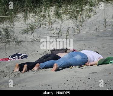 W-Strang, West Wittering, Chichester, UK. 13. Mai 2017. UK-Wetter: Sonnig bei Wittering. West Strand, West Wittering. 13. Mai 2017. Herrlicher Sonnenschein über der Südküste von England heute Nachmittag. West Wittering Strand in West Sussex. Bildnachweis: Jamesjagger/StockimoNews/Alamy Live-Nachrichten Stockfoto