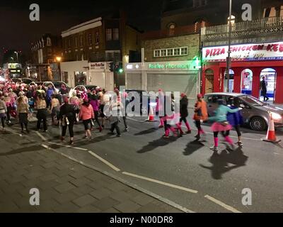 Queenstown Road, London, UK. 14. Mai 2017. Der Moonwalk London 13. Mai 2017 Credit: Natasa/StockimoNews/Alamy Live-Nachrichten Stockfoto