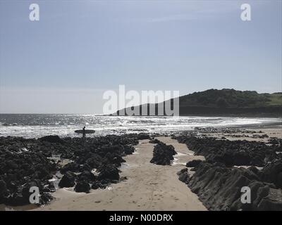 Rotherslade Rd, Newton, Swansea, Großbritannien. 14. Mai 2017. Eine einsame Surfer geht heute Nachmittag bei strahlendem Sonnenschein über Langland Bucht in der Nähe von Swansea. Bildnachweis: Phil Rees/StockimoNews/Alamy Live-Nachrichten Stockfoto