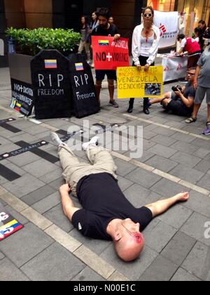 Queens Road Hongkong. 20. Mai 2017. Anti-Gewalt-Demonstration gegen die venezolanische Regierung in Hongkong. Bildnachweis: Boaz Rottem/StockimoNews/Alamy Live-Nachrichten Stockfoto