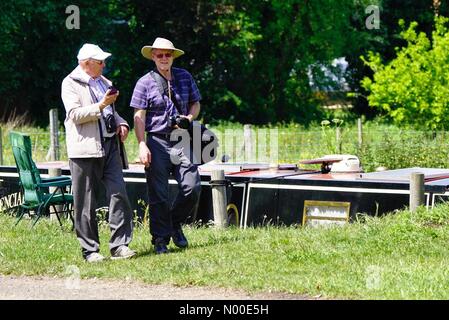 Godalming, Großbritannien. 22. Mai 2017.  UK-Wetter: Heiß und sonnig in Godalming. Woolsack übrigens Godalming. 22. Mai 2017. Schönen warmen und sonnigen Wetter über den Home Counties heute. Der Fluss Wey in Godalming, Surrey. Bildnachweis: Jamesjagger / StockimoNews/Alamy Live News Stockfoto