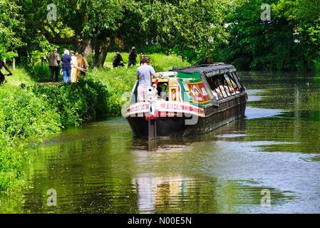 Godalming, Großbritannien. 22. Mai 2017. UK-Wetter: Heiß und sonnig in Godalming. Woolsack übrigens Godalming. 22. Mai 2017. Schönen warmen und sonnigen Wetter über den Home Counties heute. Der Fluss Wey in Godalming, Surrey. Bildnachweis: Jamesjagger / StockimoNews/Alamy Live News Stockfoto